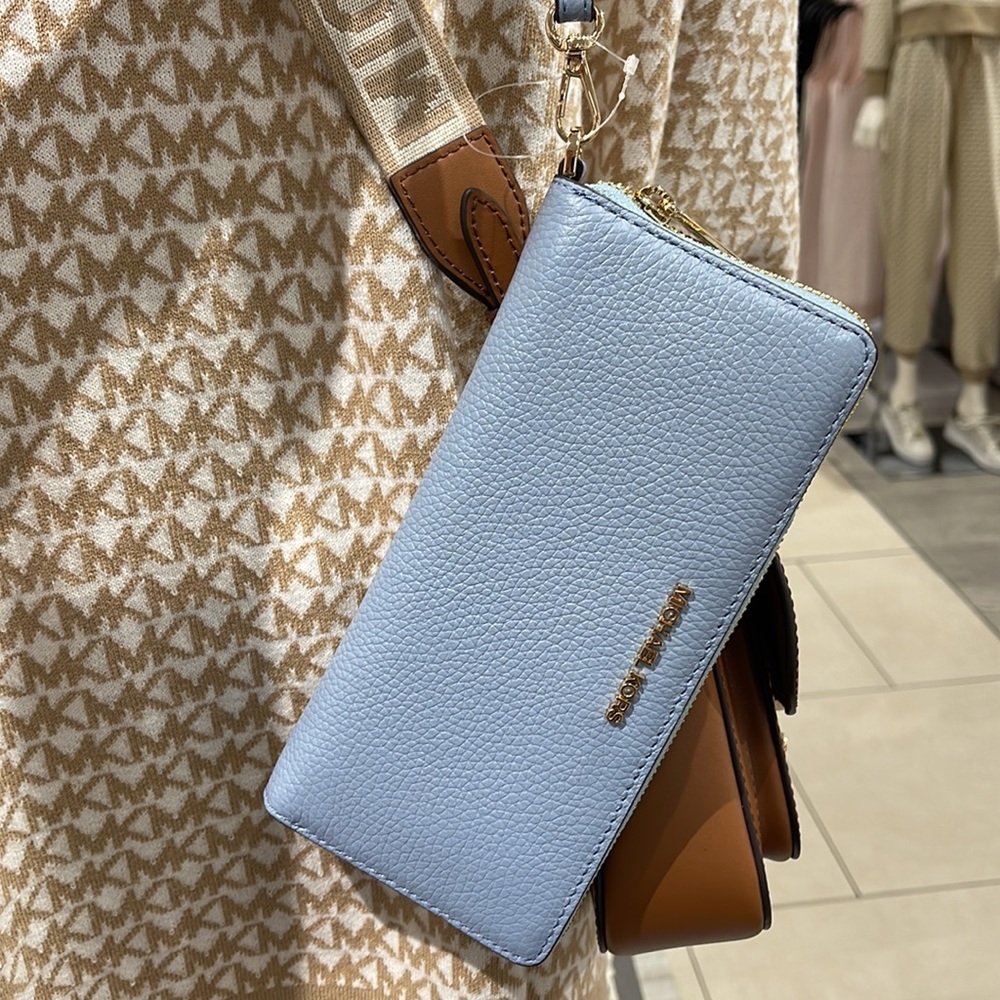 Michael Kors Jet Set Travel Large Travel CONTINENTAL 
Pale Blue - Picture 16 of 16